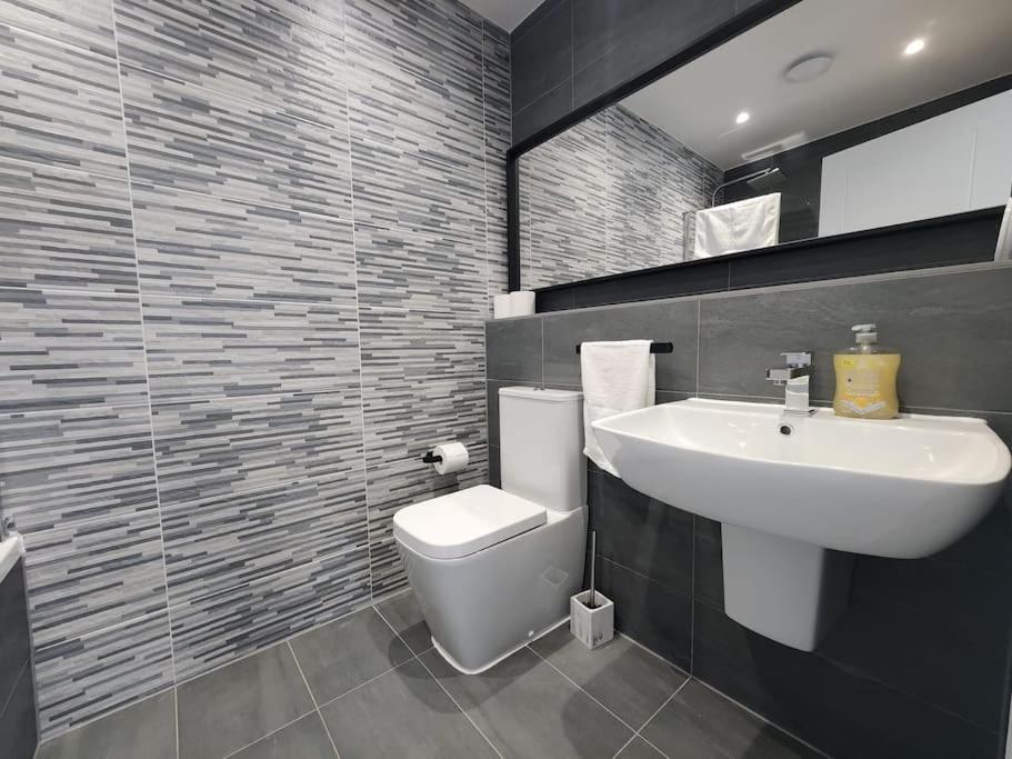 Paradigm Court, Modern 2-Bedroom Apartment F2, أكسفورد المظهر الخارجي الصورة