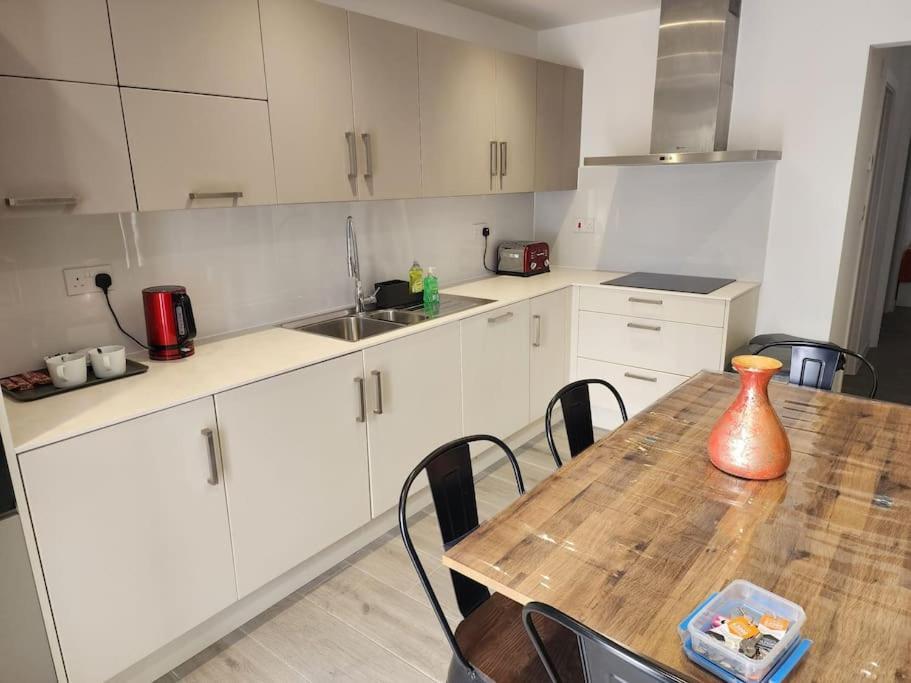 Paradigm Court, Modern 2-Bedroom Apartment F2, أكسفورد المظهر الخارجي الصورة